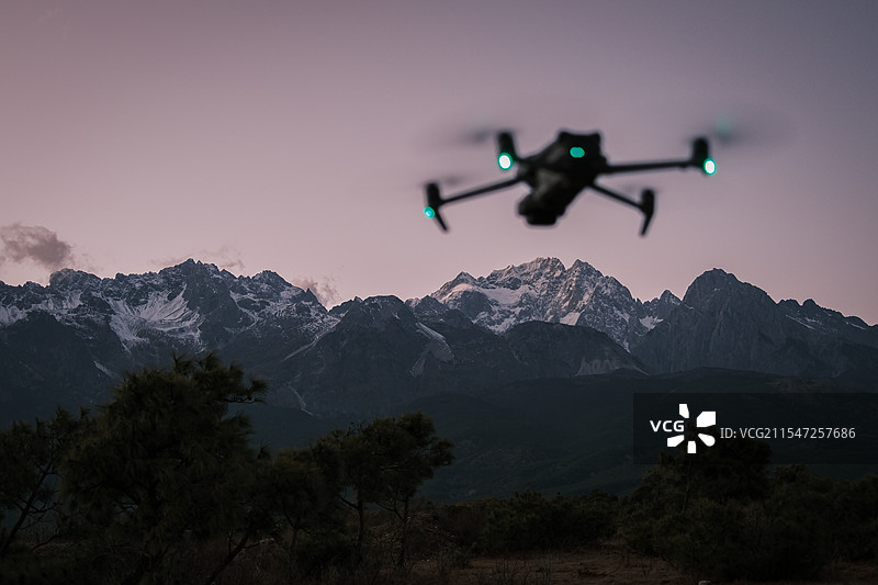 丽江玉龙雪山脚下的日落拍摄 无人机 汽车 阿尔法罗密欧 大疆图片素材