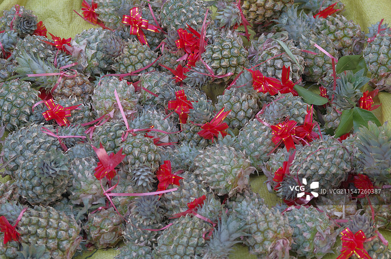 漳州市区路边集市，路边摊菠萝的高角度视图图片素材