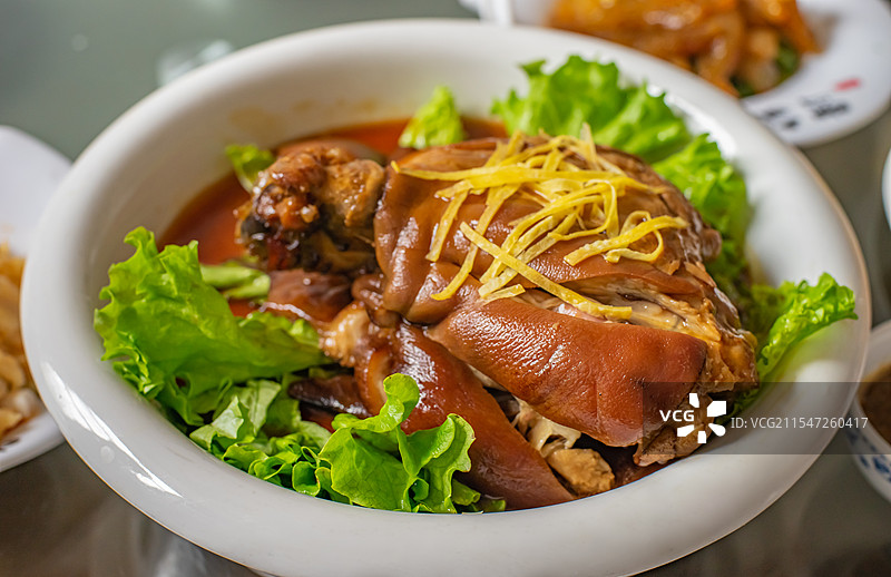 中国餐饮行业饮食产业，传统经典中国食品，美食拍摄主题一盘子猪头肉猪肘子，室内无人图像摄影图片素材