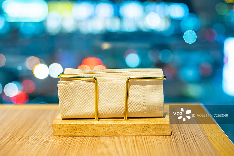 中国生活用品拍摄主题，餐桌柜上的抽纸盒子和卫生纸面巾纸纸巾，室内无人图像摄影图片素材