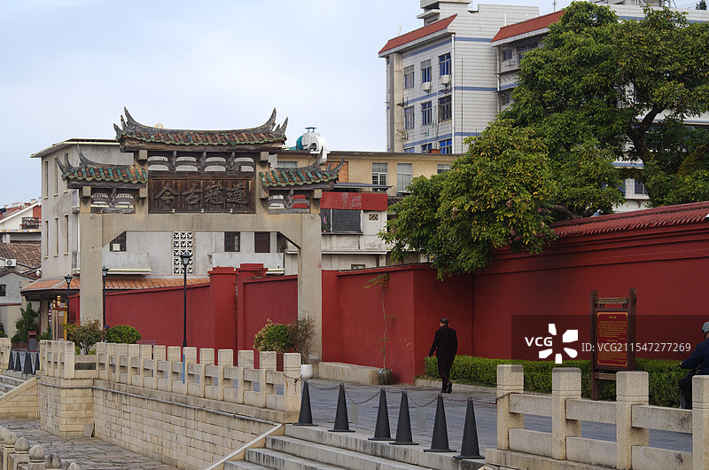 漳州古城“道冠古今”坊为双柱单间三楼，庑殿顶。位于芗城区修文路漳州文庙口，为漳州文庙附属建筑。图片素材