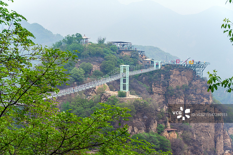 北京春天平谷天云山旅游风景区玻璃栈道图片素材