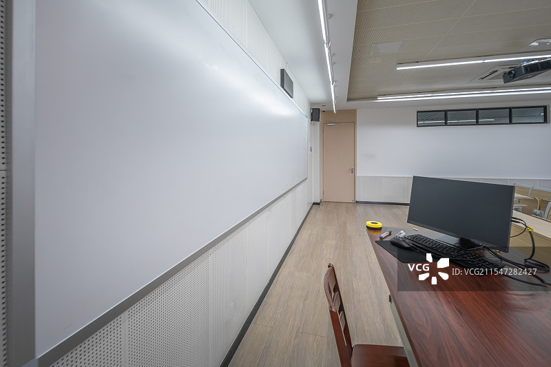 大学高中明亮的智能教室图片素材