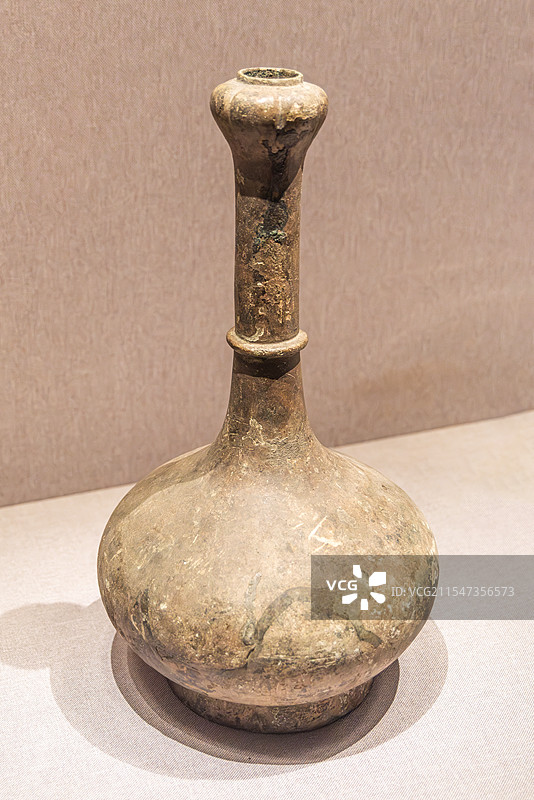 河南省郑州市河南博物院秦代文物蒜头铜壶，泌阳县出土图片素材