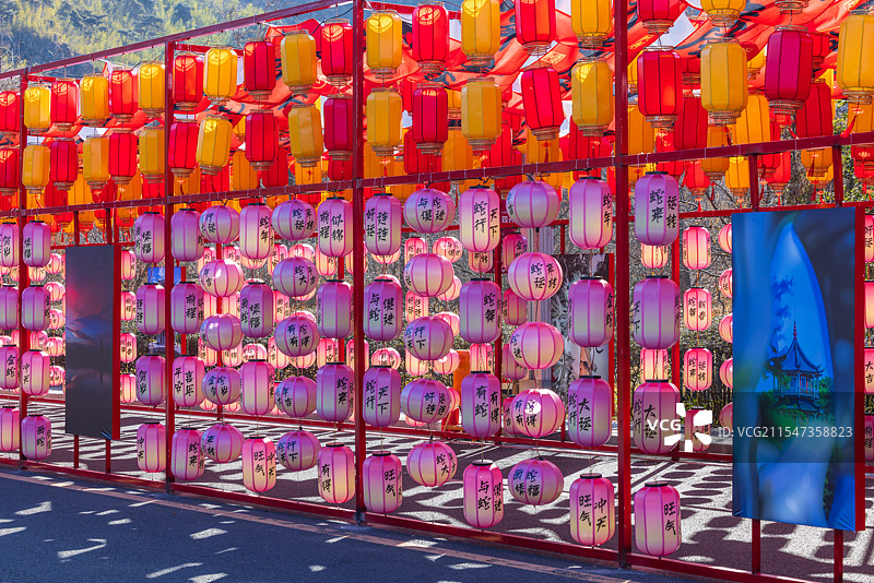 江苏省连云港市花果山风景区蛇年灯会挂满了灯笼图片素材