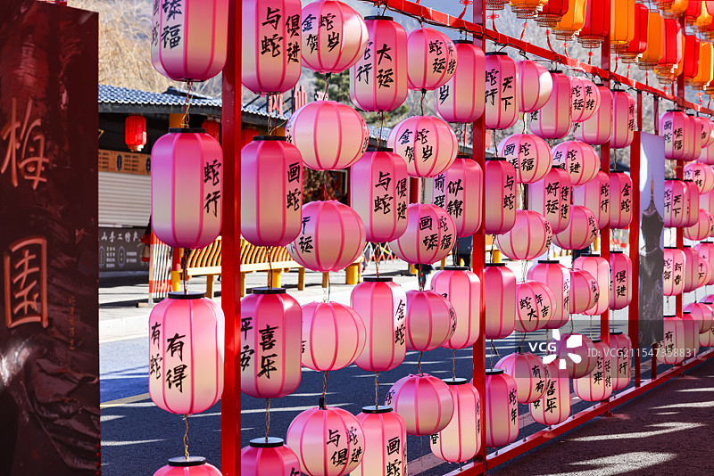 江苏省连云港市花果山风景区蛇年灯会挂满了灯笼图片素材