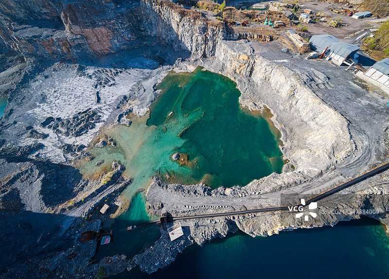 中国辽宁省辽阳市辽阳小天池 尾矿湖正上方视角航拍图片素材