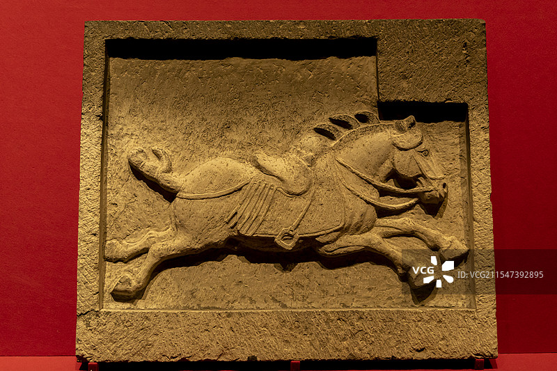 广东省珠海博物馆“陕西唐代文物精华展”：昭陵六骏（复制品）：青骓（唐，咸阳市礼泉县昭陵出土）图片素材