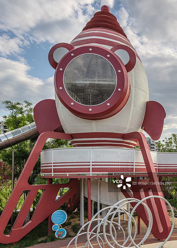 公园中的儿童区滑梯图片素材