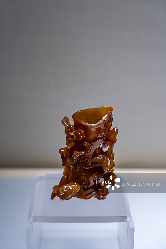 玛瑙雕梅竹松桩式花插图片素材