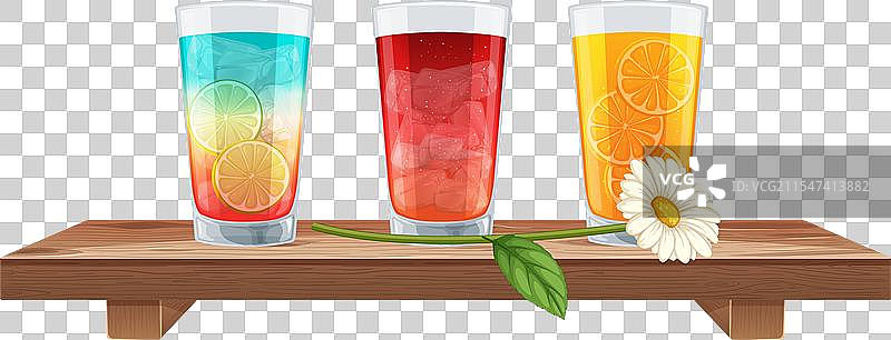 三种清爽的水果饮品与白色花朵图片素材