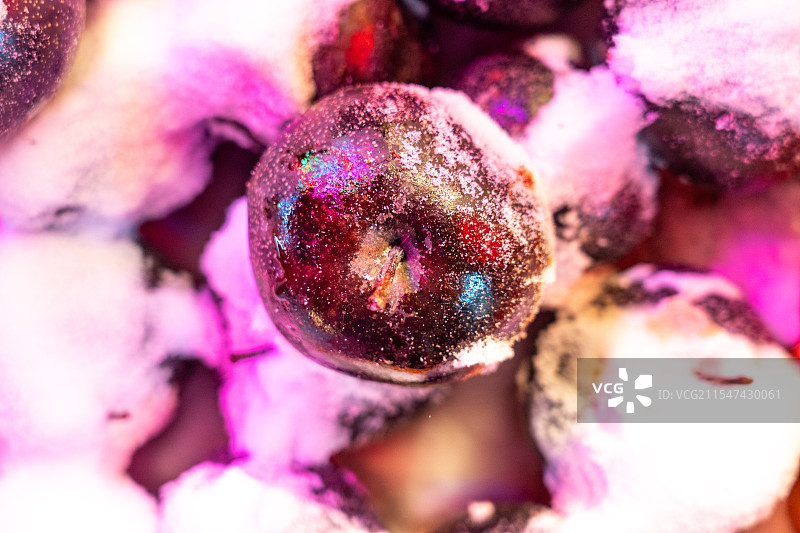 冬天中国雪乡售卖的冻梨等冻水果图片素材