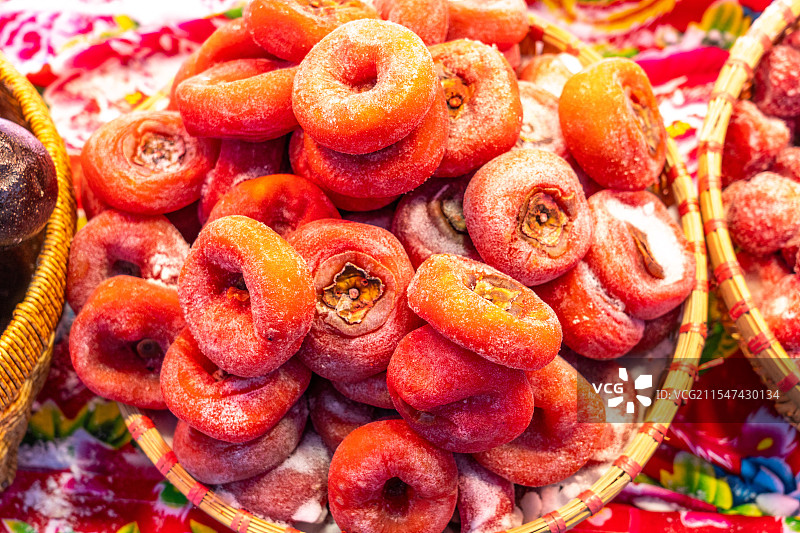 冬天中国雪乡售卖的冻柿子冻水果图片素材