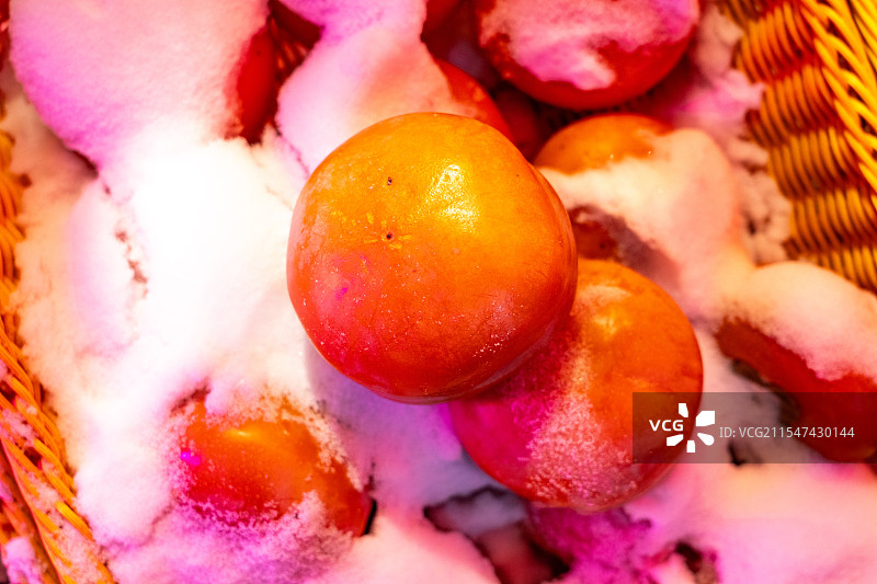 冬天中国雪乡售卖的冻柿子冻水果图片素材