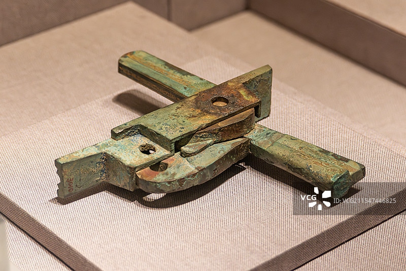河南省郑州市河南博物院东汉文物鎏金羽纹铜弩机，新野县出土图片素材