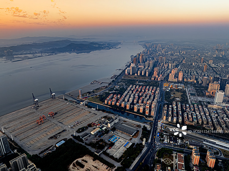汕头港 中信海滨花园 龙湖沟 汕头内海湾 礐石风景区 榕江入海口 广东汕头日出 曙光照亮城市图片素材
