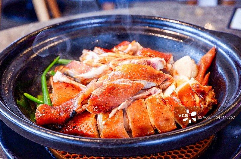滋滋冒烟的砂锅豉油鸡图片素材