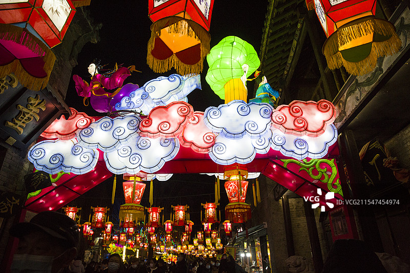 夜色中的周村古商城花灯会图片素材