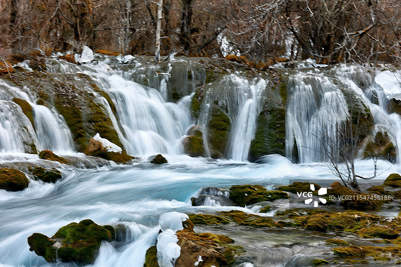 白冰、蓝水与枯叶构成多彩九寨沟冬季树正瀑布图片素材