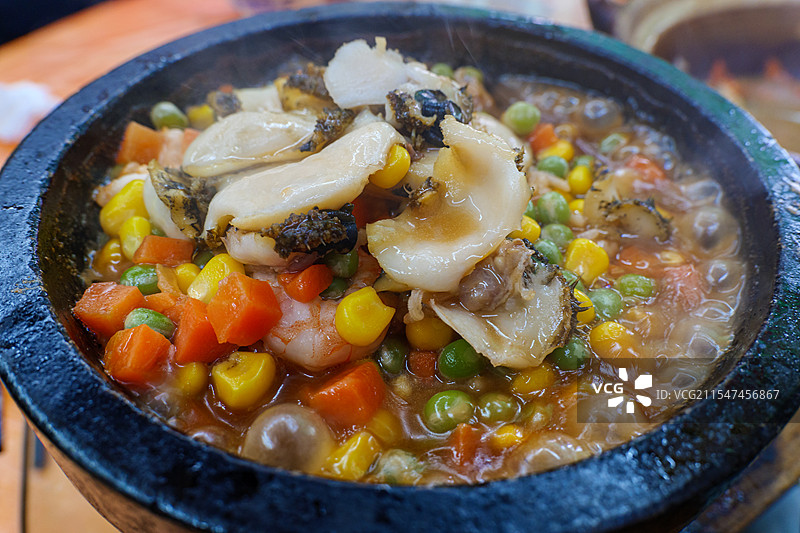 广东潮汕特色美食鲍鱼石锅饭图片素材