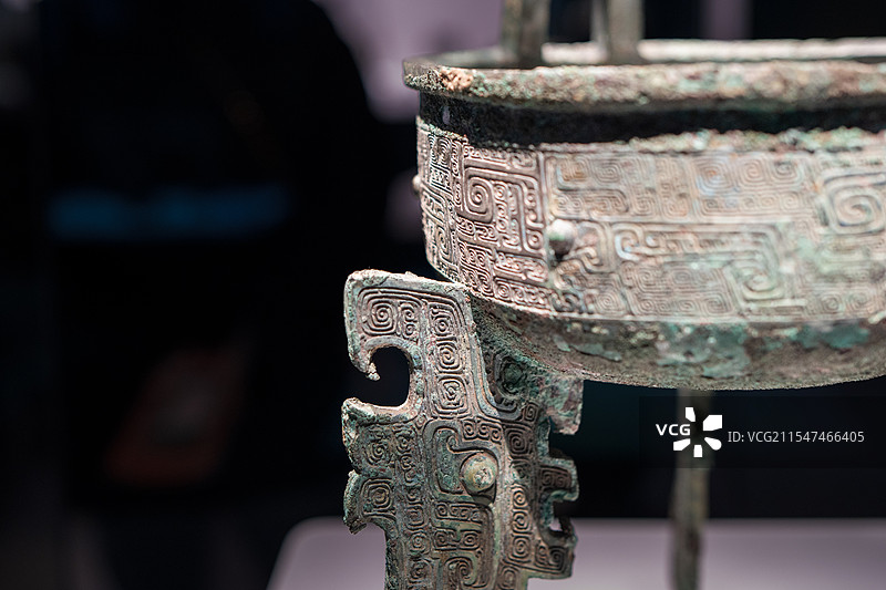 商晚期龙纹扁足鼎图片素材