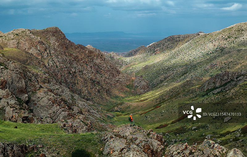站在新疆北疆边境峡谷山上的旅行者图片素材