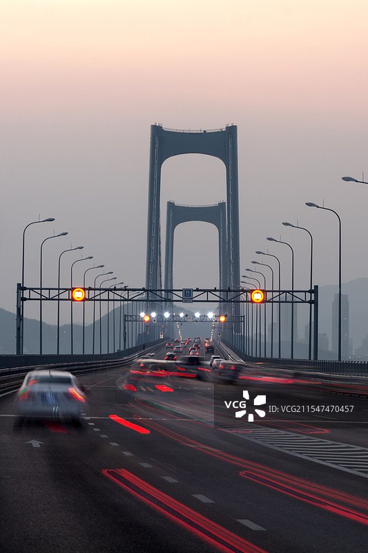 辽宁大连星海湾大桥，跨海大桥 路面 车灯轨迹图片素材