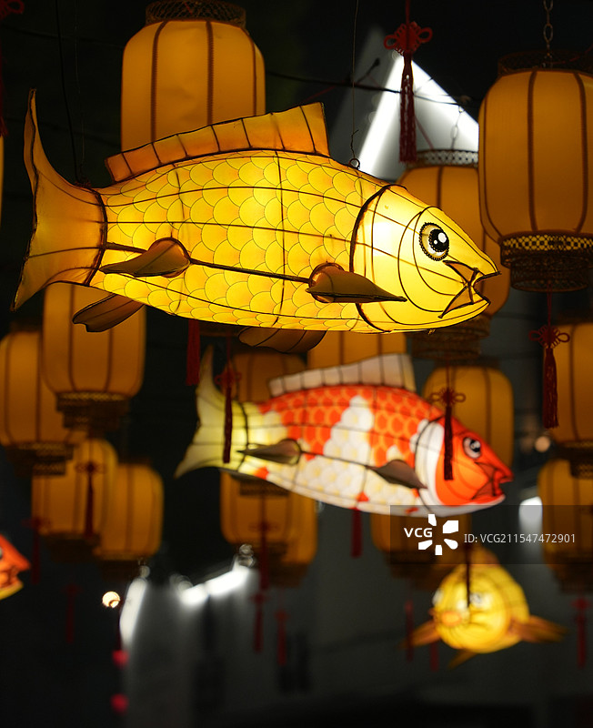 黄色鱼型灯笼特写图片素材