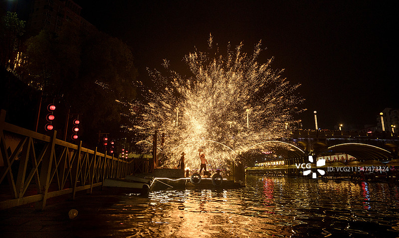 宣恩仙山贡水的铁花表演图片素材