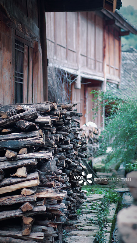 屋旁整齐堆叠的木柴图片素材