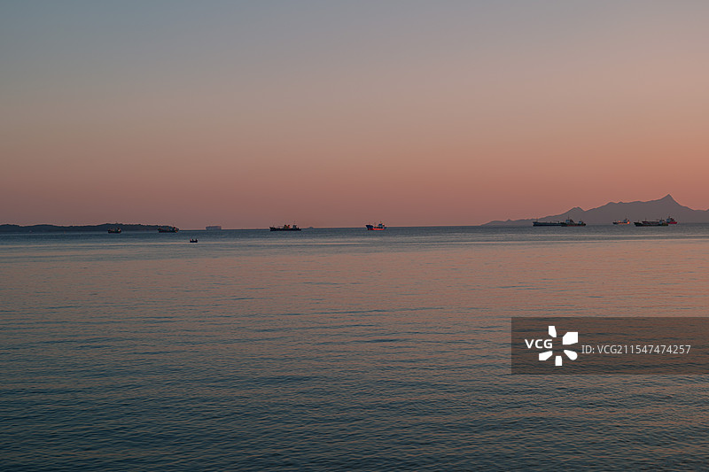 深圳盐田海滨黄昏的晚霞和船只图片素材