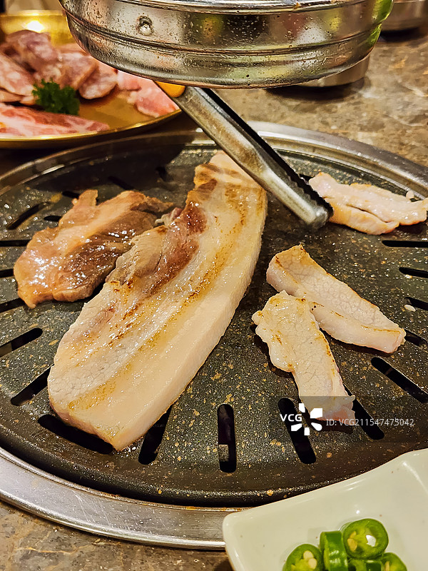 韩式烤肉烤盘上的五花肉图片素材