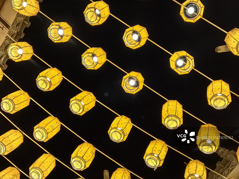 传承千年，黄色灯笼带你领略最正宗的新春氛围图片素材