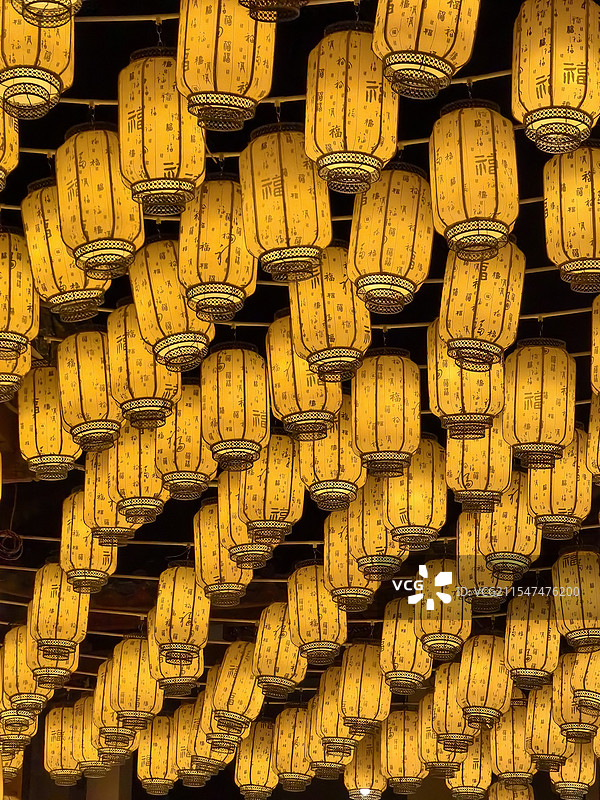 黄灯高挂迎新年，让传统之美照亮每一个角落图片素材