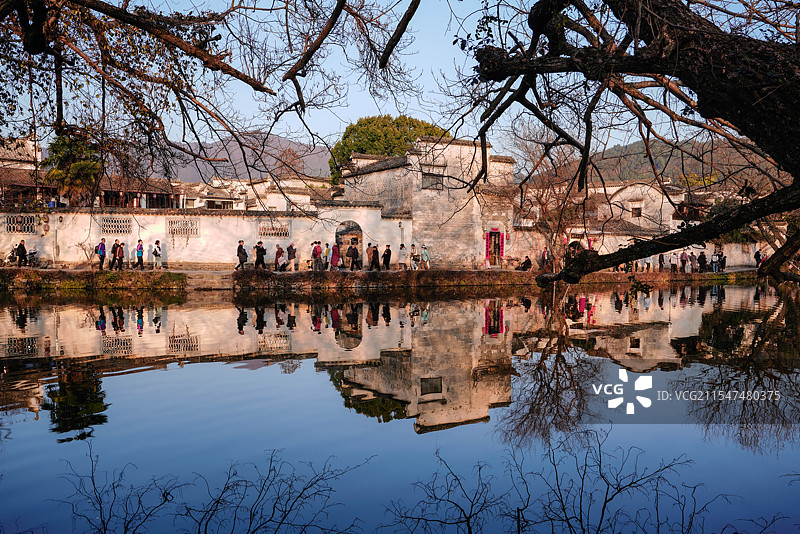春季假期的安徽黄山宏村图片素材