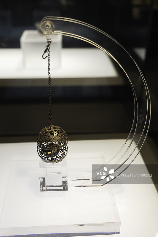 唐代镂空缠枝纹银香囊图片素材