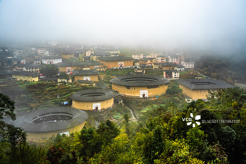 云雾缭绕的初溪土楼图片素材