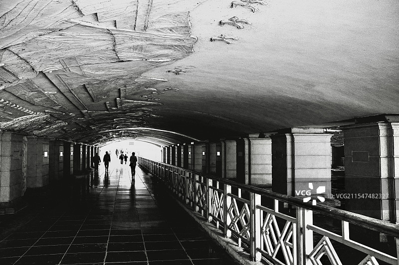 阳桥下的艺术走廊图片素材