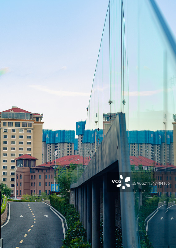 青岛创客公园里的玻璃楼梯，倒影城市高楼图片素材