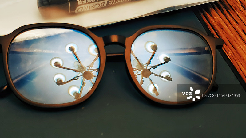 眼镜内外的对称之美图片素材