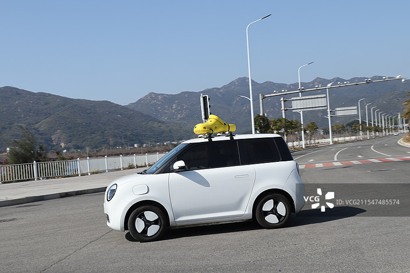 顶上顶一只大拖鞋的小汽车图片素材