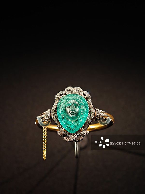 美杜莎祖母绿手镯图片素材