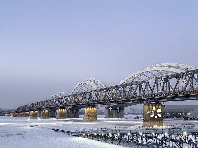 哈尔滨松花江铁路大桥冬季夜景图片素材