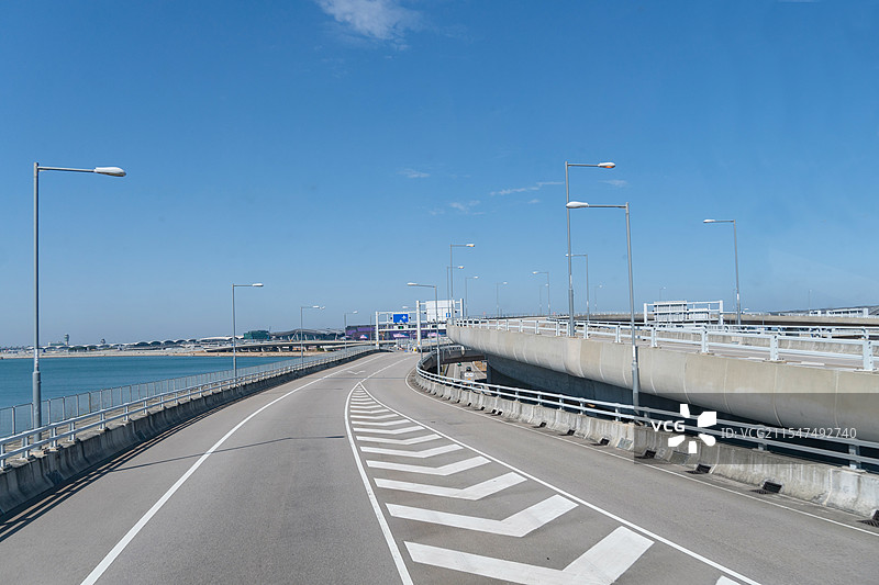 海上延伸的公路高架桥图片素材