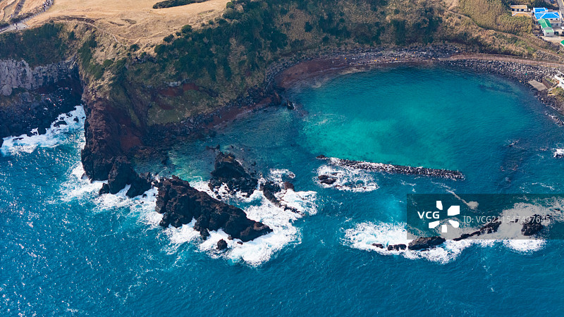 海上岩层的高角度观察图片素材