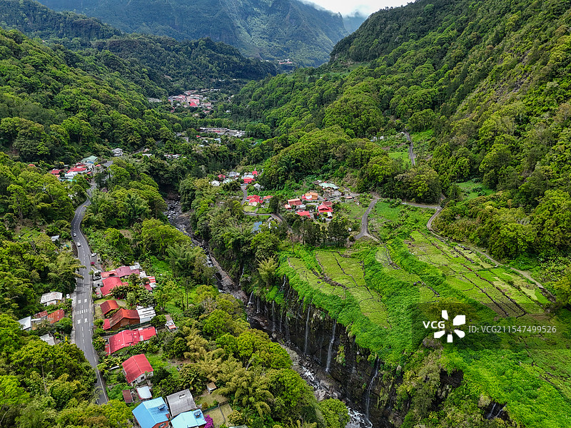 留尼旺群山环绕的小镇图片素材
