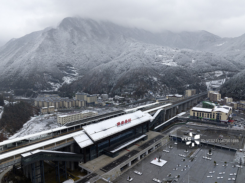 航拍郑万高铁保康县站高铁站火车站房建筑冬天雪景风光图片素材