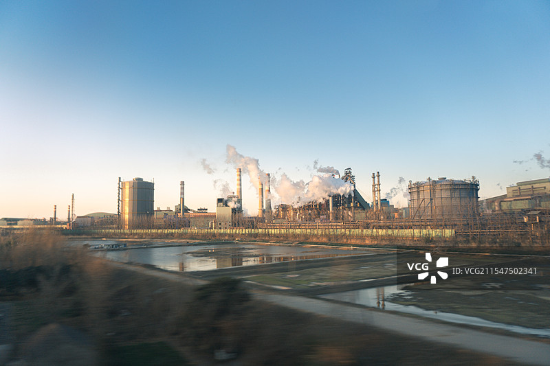 镇江地区铁道旁的化工厂图片素材