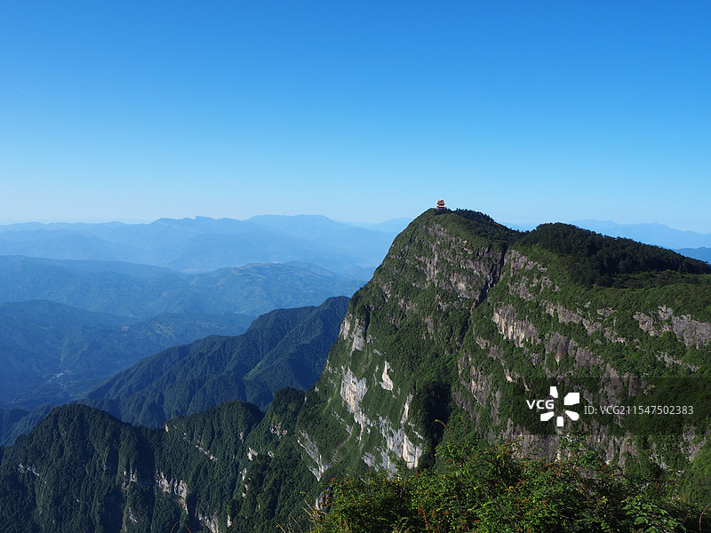 远眺峨眉山万佛顶图片素材