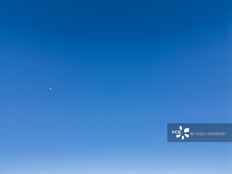 无人机高空航拍纯净的蓝天背景图片素材